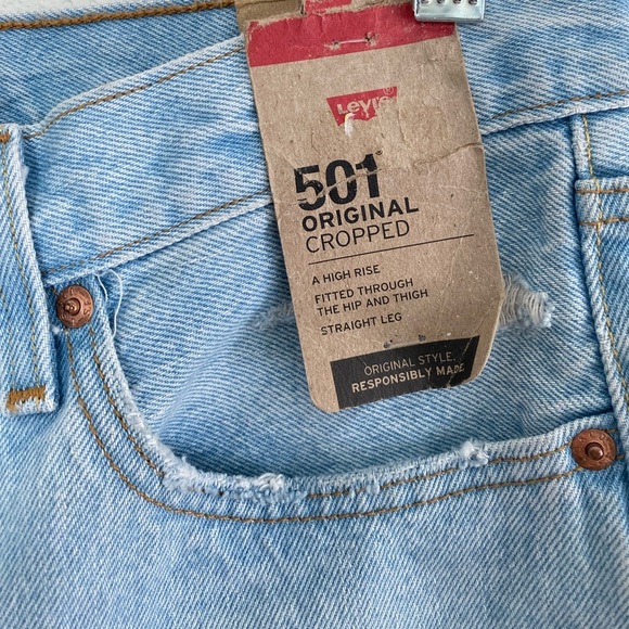Levi's 501 Cropped Jean High Rise Straight Leg Distressed Light Wash Sz 27 x 26 - Picture 4 of 9
